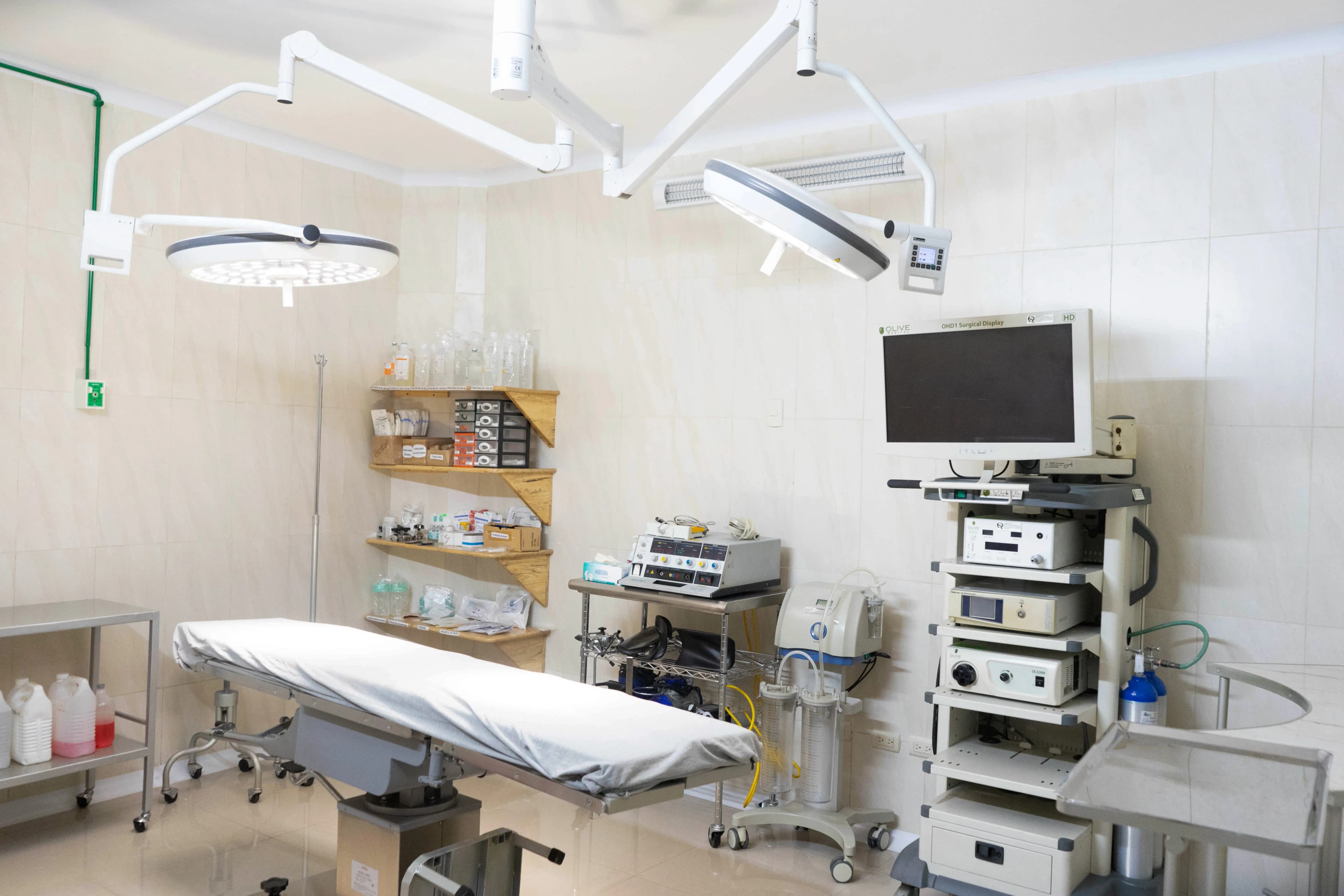 Quirófano con iluminación quirúrgica