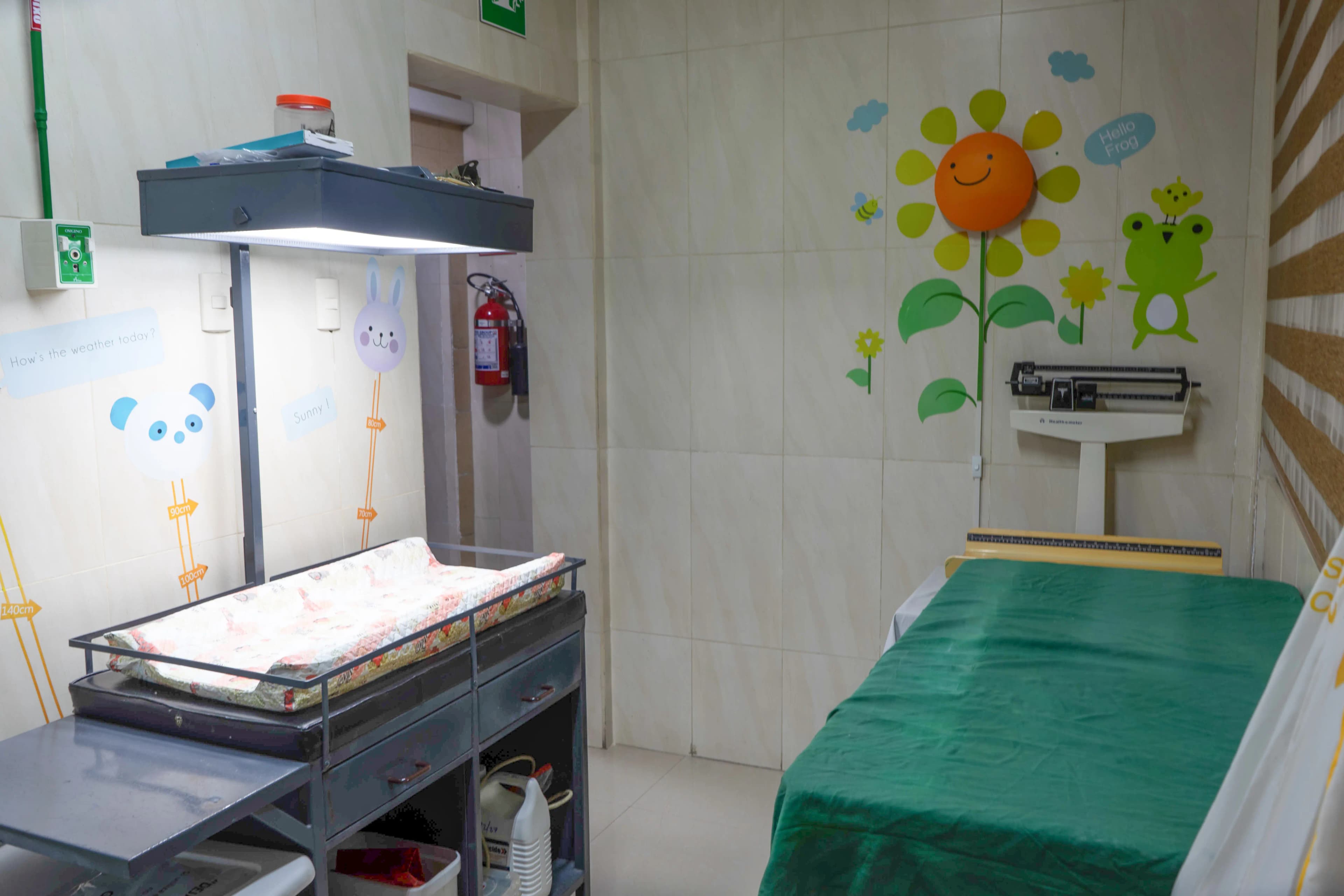 Sala de pediatría con decoraciones coloridas