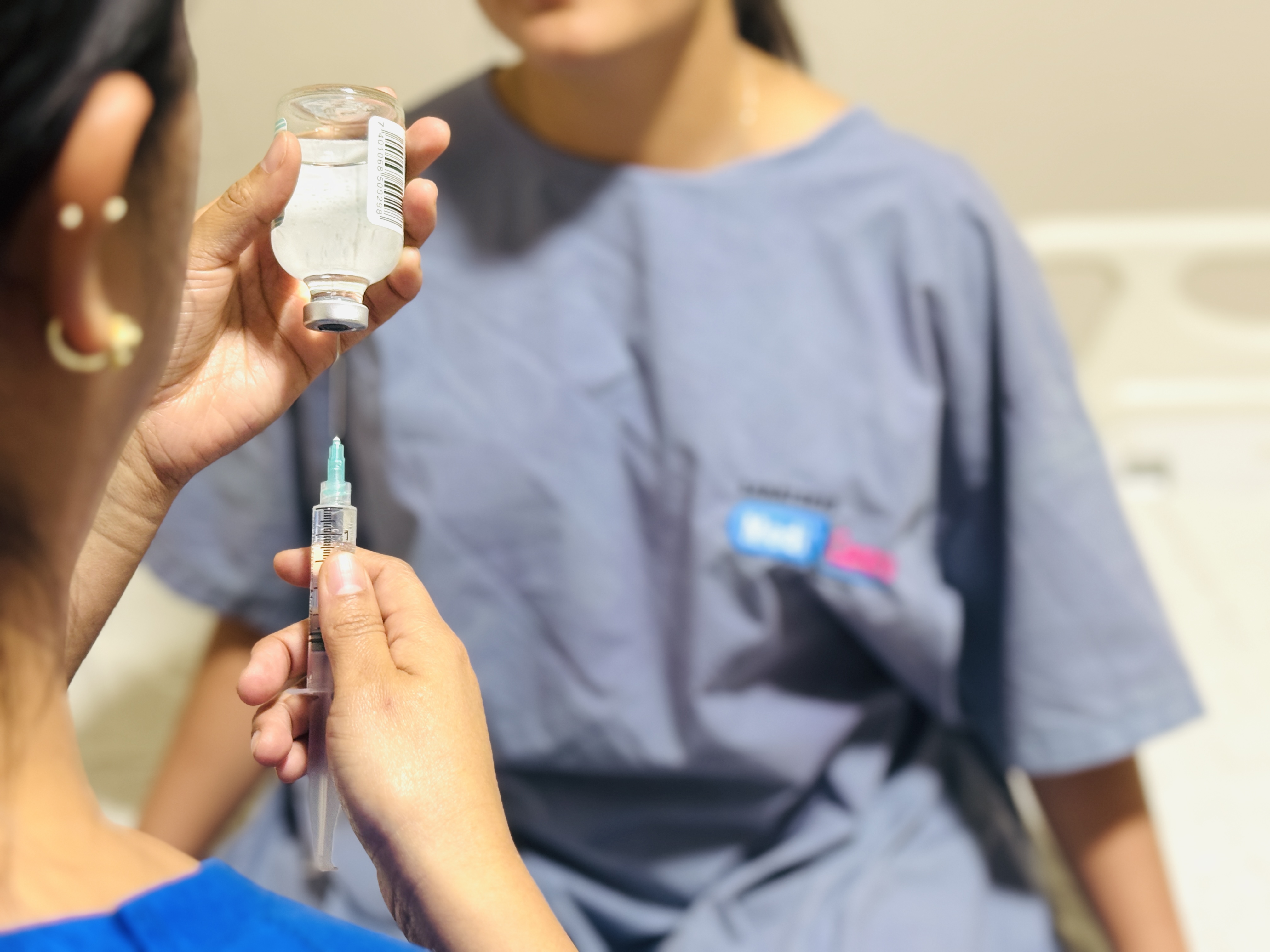 Personal médico preparando tratamiento