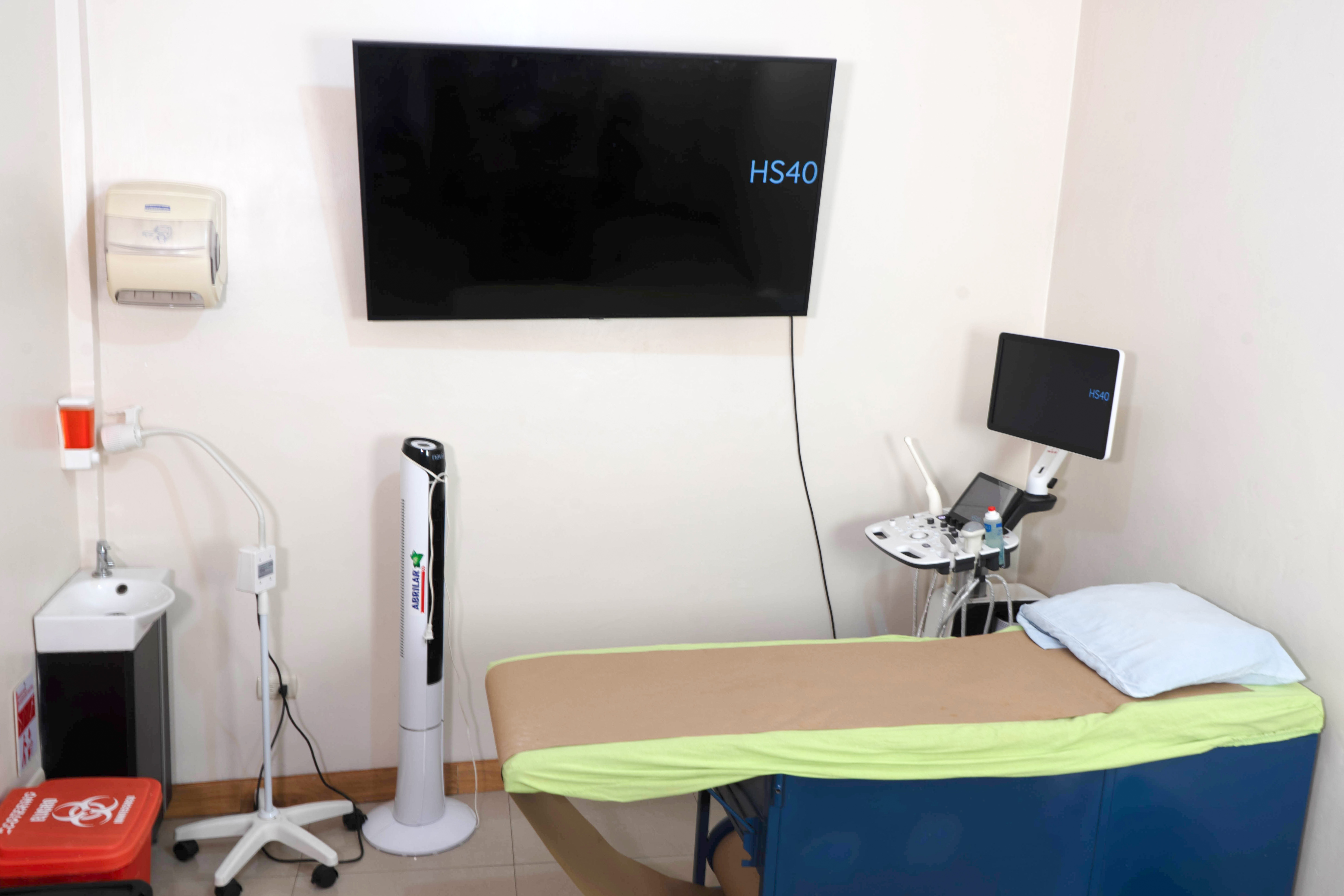 Sala de consulta con equipamiento moderno